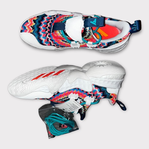 Trae Young 1 - Picture 7 of 12